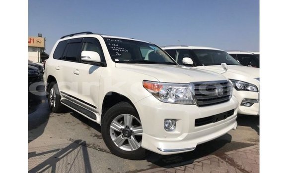 Acheter Import Voiture Toyota Land Cruiser Blanc à Import - Dubai, Grande Comore Acheter Import Voiture Toyota Land Cruiser Blanc à Import - Dubai, Grande Comore