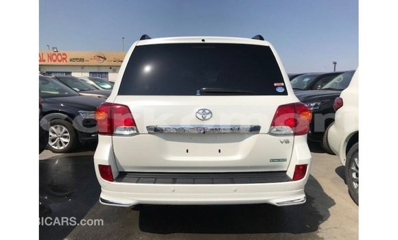 Acheter Import Voiture Toyota Land Cruiser Blanc à Import - Dubai, Grande Comore Acheter Import Voiture Toyota Land Cruiser Blanc à Import - Dubai, Grande Comore