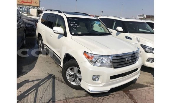 Acheter Import Voiture Toyota Land Cruiser Blanc à Import - Dubai, Grande Comore Acheter Import Voiture Toyota Land Cruiser Blanc à Import - Dubai, Grande Comore