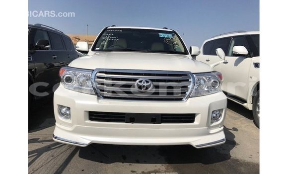 Acheter Import Voiture Toyota Land Cruiser Blanc à Import - Dubai, Grande Comore Acheter Import Voiture Toyota Land Cruiser Blanc à Import - Dubai, Grande Comore