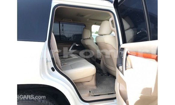 Acheter Import Voiture Toyota Land Cruiser Blanc à Import - Dubai, Grande Comore Acheter Import Voiture Toyota Land Cruiser Blanc à Import - Dubai, Grande Comore