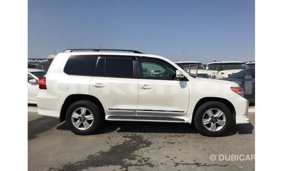 Acheter Import Voiture Toyota Land Cruiser Blanc à Import - Dubai, Grande Comore Acheter Import Voiture Toyota Land Cruiser Blanc à Import - Dubai, Grande Comore