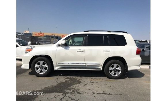 Acheter Import Voiture Toyota Land Cruiser Blanc à Import - Dubai, Grande Comore Acheter Import Voiture Toyota Land Cruiser Blanc à Import - Dubai, Grande Comore