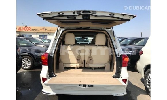 Acheter Import Voiture Toyota Land Cruiser Blanc à Import - Dubai, Grande Comore Acheter Import Voiture Toyota Land Cruiser Blanc à Import - Dubai, Grande Comore