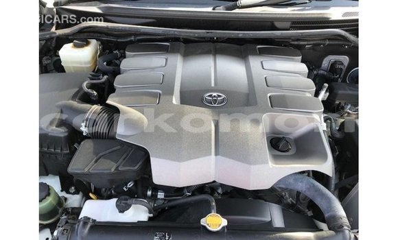 Acheter Import Voiture Toyota Land Cruiser Blanc à Import - Dubai, Grande Comore Acheter Import Voiture Toyota Land Cruiser Blanc à Import - Dubai, Grande Comore