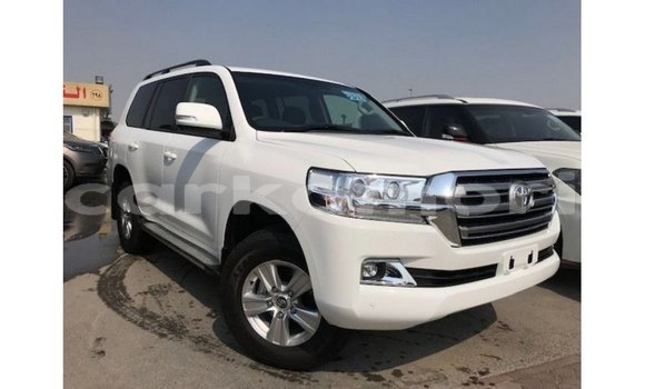 Buy Import Toyota Land Cruiser White Car in Import - Dubai in Great Comore Buy Import Toyota Land Cruiser White Car in Import - Dubai in Great Comore