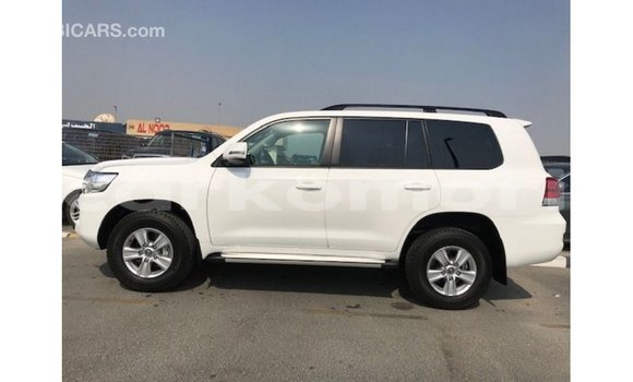 Buy Import Toyota Land Cruiser White Car in Import - Dubai in Great Comore Buy Import Toyota Land Cruiser White Car in Import - Dubai in Great Comore