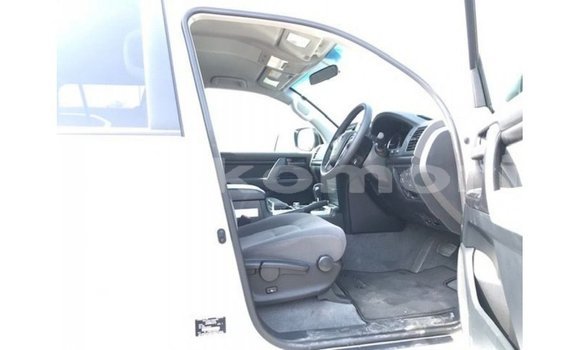 Buy Import Toyota Land Cruiser White Car in Import - Dubai in Great Comore Buy Import Toyota Land Cruiser White Car in Import - Dubai in Great Comore