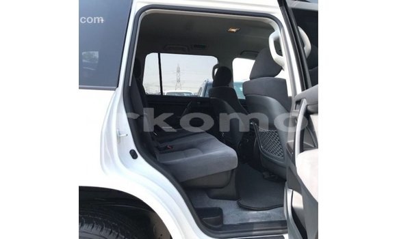 Buy Import Toyota Land Cruiser White Car in Import - Dubai in Great Comore Buy Import Toyota Land Cruiser White Car in Import - Dubai in Great Comore
