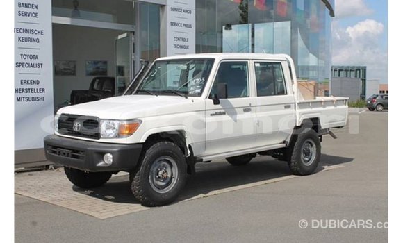 Acheter Import Voiture Toyota Land Cruiser Blanc à Import - Dubai, Grande Comore Acheter Import Voiture Toyota Land Cruiser Blanc à Import - Dubai, Grande Comore