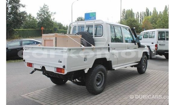 Acheter Import Voiture Toyota Land Cruiser Blanc à Import - Dubai, Grande Comore Acheter Import Voiture Toyota Land Cruiser Blanc à Import - Dubai, Grande Comore