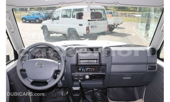 Acheter Import Voiture Toyota Land Cruiser Blanc à Import - Dubai, Grande Comore Acheter Import Voiture Toyota Land Cruiser Blanc à Import - Dubai, Grande Comore