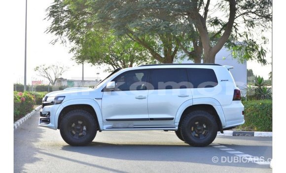Buy Import Toyota Land Cruiser White Car in Import - Dubai in Great Comore Buy Import Toyota Land Cruiser White Car in Import - Dubai in Great Comore