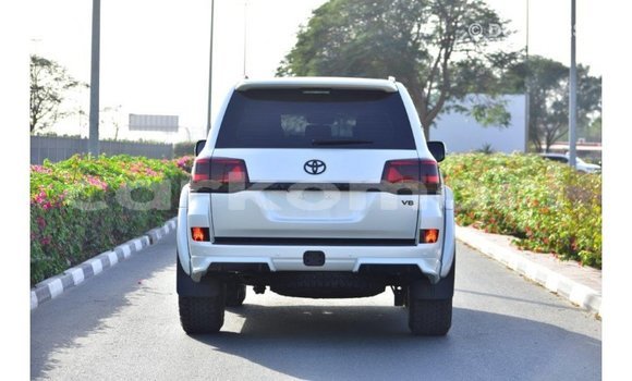Buy Import Toyota Land Cruiser White Car in Import - Dubai in Great Comore Buy Import Toyota Land Cruiser White Car in Import - Dubai in Great Comore