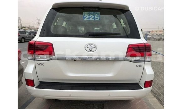 Acheter Import Voiture Toyota Land Cruiser Blanc à Import - Dubai, Grande Comore Acheter Import Voiture Toyota Land Cruiser Blanc à Import - Dubai, Grande Comore