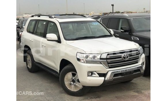 Acheter Import Voiture Toyota Land Cruiser Blanc à Import - Dubai, Grande Comore Acheter Import Voiture Toyota Land Cruiser Blanc à Import - Dubai, Grande Comore