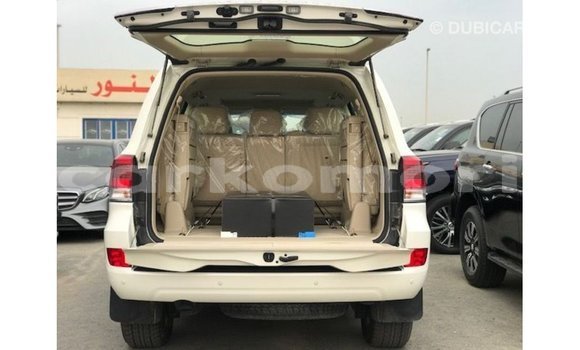 Acheter Import Voiture Toyota Land Cruiser Blanc à Import - Dubai, Grande Comore Acheter Import Voiture Toyota Land Cruiser Blanc à Import - Dubai, Grande Comore