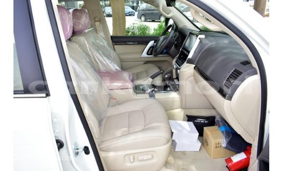 Buy Import Toyota Land Cruiser White Car in Import - Dubai in Great Comore Buy Import Toyota Land Cruiser White Car in Import - Dubai in Great Comore