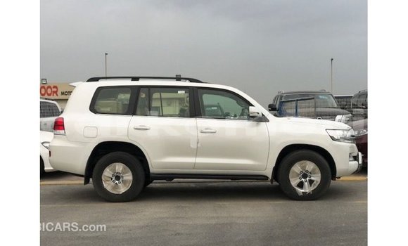Buy Import Toyota Land Cruiser White Car in Import - Dubai in Great Comore Buy Import Toyota Land Cruiser White Car in Import - Dubai in Great Comore