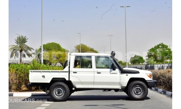 Buy Import Toyota Land Cruiser White Car in Import - Dubai in Great Comore Buy Import Toyota Land Cruiser White Car in Import - Dubai in Great Comore