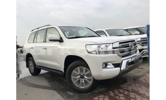 Acheter Import Voiture Toyota Land Cruiser Blanc à Import - Dubai, Grande Comore Acheter Import Voiture Toyota Land Cruiser Blanc à Import - Dubai, Grande Comore