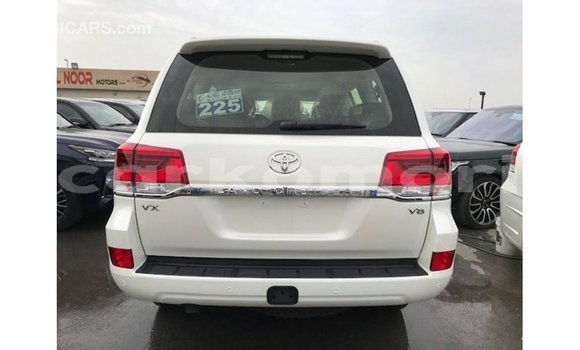 Acheter Import Voiture Toyota Land Cruiser Blanc à Import - Dubai, Grande Comore Acheter Import Voiture Toyota Land Cruiser Blanc à Import - Dubai, Grande Comore