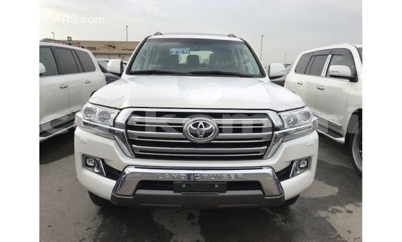 Acheter Import Voiture Toyota Land Cruiser Blanc à Import - Dubai, Grande Comore Acheter Import Voiture Toyota Land Cruiser Blanc à Import - Dubai, Grande Comore