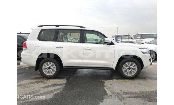 Acheter Import Voiture Toyota Land Cruiser Blanc à Import - Dubai, Grande Comore Acheter Import Voiture Toyota Land Cruiser Blanc à Import - Dubai, Grande Comore