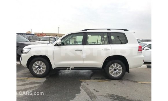 Acheter Import Voiture Toyota Land Cruiser Blanc à Import - Dubai, Grande Comore Acheter Import Voiture Toyota Land Cruiser Blanc à Import - Dubai, Grande Comore