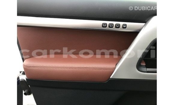 Acheter Import Voiture Toyota Land Cruiser Blanc à Import - Dubai, Grande Comore Acheter Import Voiture Toyota Land Cruiser Blanc à Import - Dubai, Grande Comore