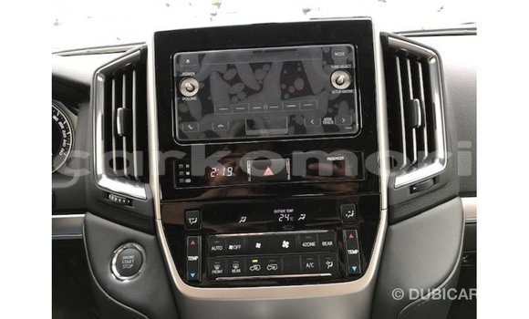 Acheter Import Voiture Toyota Land Cruiser Blanc à Import - Dubai, Grande Comore Acheter Import Voiture Toyota Land Cruiser Blanc à Import - Dubai, Grande Comore