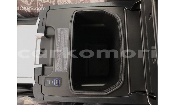 Acheter Import Voiture Toyota Land Cruiser Blanc à Import - Dubai, Grande Comore Acheter Import Voiture Toyota Land Cruiser Blanc à Import - Dubai, Grande Comore