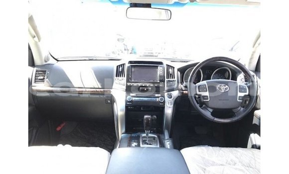 Buy Import Toyota Land Cruiser White Car in Import - Dubai in Great Comore Buy Import Toyota Land Cruiser White Car in Import - Dubai in Great Comore