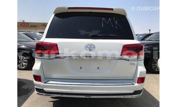 Buy Import Toyota Land Cruiser White Car in Import - Dubai in Great Comore Buy Import Toyota Land Cruiser White Car in Import - Dubai in Great Comore
