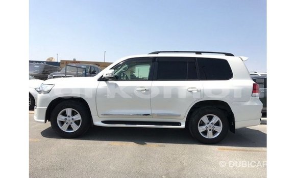 Buy Import Toyota Land Cruiser White Car in Import - Dubai in Great Comore Buy Import Toyota Land Cruiser White Car in Import - Dubai in Great Comore