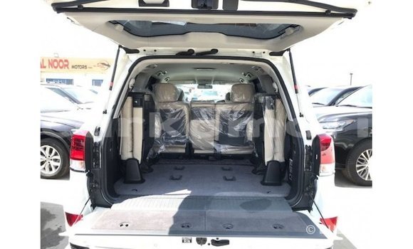 Buy Import Toyota Land Cruiser White Car in Import - Dubai in Great Comore Buy Import Toyota Land Cruiser White Car in Import - Dubai in Great Comore