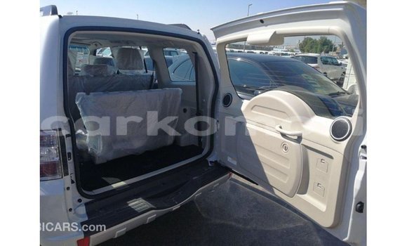 Buy Import Mitsubishi Pajero White Car in Import - Dubai in Great Comore Buy Import Mitsubishi Pajero White Car in Import - Dubai in Great Comore