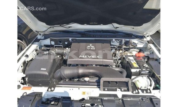 Buy Import Mitsubishi Pajero White Car in Import - Dubai in Great Comore Buy Import Mitsubishi Pajero White Car in Import - Dubai in Great Comore