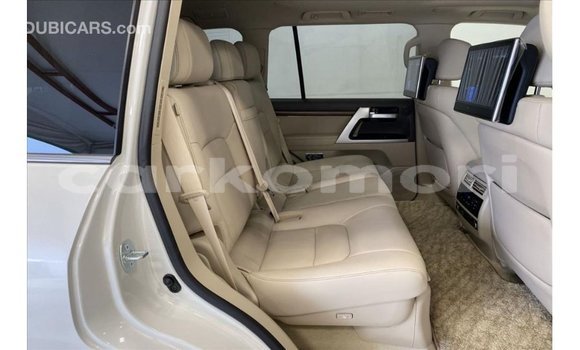 Acheter Import Voiture Toyota Land Cruiser Blanc à Import - Dubai, Grande Comore Acheter Import Voiture Toyota Land Cruiser Blanc à Import - Dubai, Grande Comore
