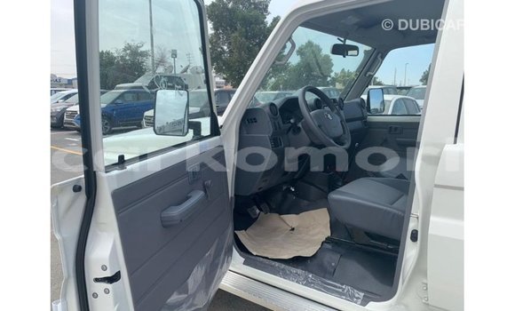 Acheter Import Voiture Toyota Land Cruiser Blanc à Import - Dubai, Grande Comore Acheter Import Voiture Toyota Land Cruiser Blanc à Import - Dubai, Grande Comore