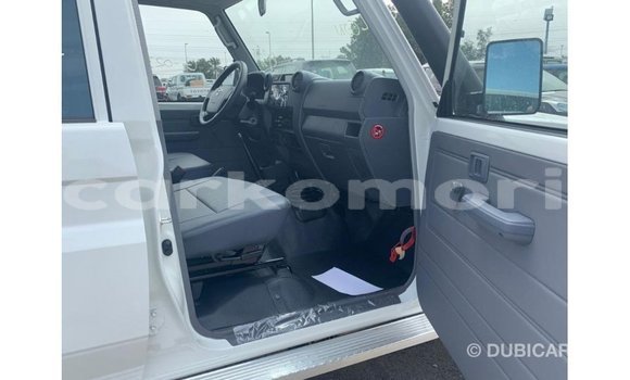 Acheter Import Voiture Toyota Land Cruiser Blanc à Import - Dubai, Grande Comore Acheter Import Voiture Toyota Land Cruiser Blanc à Import - Dubai, Grande Comore