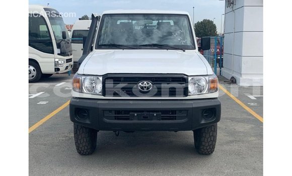 Acheter Import Voiture Toyota Land Cruiser Blanc à Import - Dubai, Grande Comore Acheter Import Voiture Toyota Land Cruiser Blanc à Import - Dubai, Grande Comore