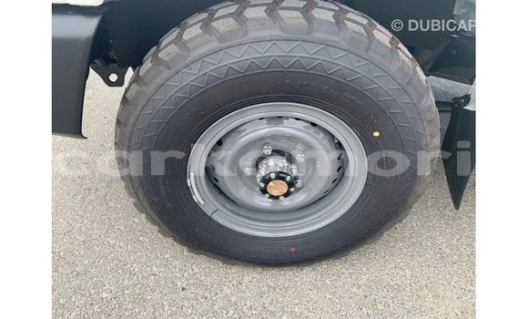 Acheter Import Voiture Toyota Land Cruiser Blanc à Import - Dubai, Grande Comore Acheter Import Voiture Toyota Land Cruiser Blanc à Import - Dubai, Grande Comore