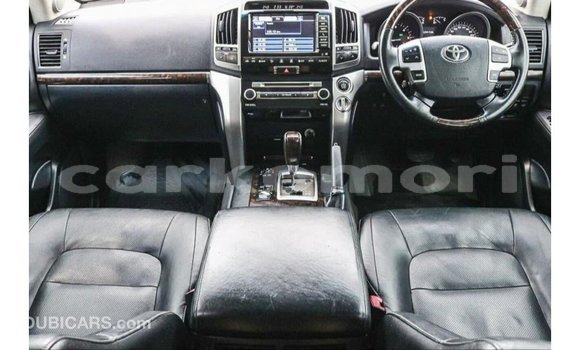 Acheter Import Voiture Toyota Land Cruiser Blanc à Import - Dubai, Grande Comore Acheter Import Voiture Toyota Land Cruiser Blanc à Import - Dubai, Grande Comore