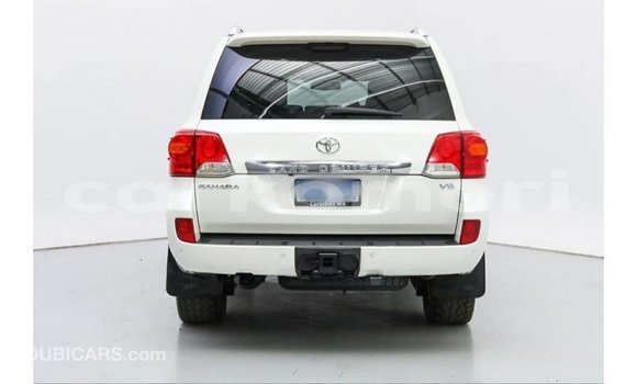 Acheter Import Voiture Toyota Land Cruiser Blanc à Import - Dubai, Grande Comore Acheter Import Voiture Toyota Land Cruiser Blanc à Import - Dubai, Grande Comore