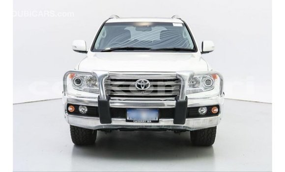 Acheter Import Voiture Toyota Land Cruiser Blanc à Import - Dubai, Grande Comore Acheter Import Voiture Toyota Land Cruiser Blanc à Import - Dubai, Grande Comore