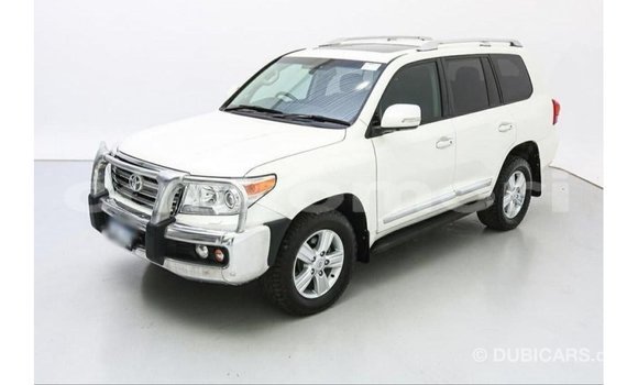 Acheter Import Voiture Toyota Land Cruiser Blanc à Import - Dubai, Grande Comore Acheter Import Voiture Toyota Land Cruiser Blanc à Import - Dubai, Grande Comore