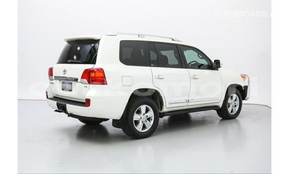 Acheter Import Voiture Toyota Land Cruiser Blanc à Import - Dubai, Grande Comore Acheter Import Voiture Toyota Land Cruiser Blanc à Import - Dubai, Grande Comore