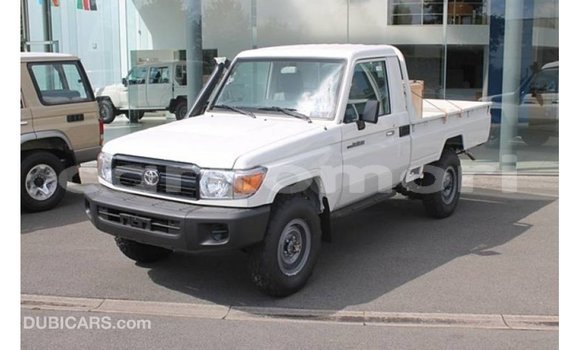 Acheter Import Voiture Toyota Land Cruiser Blanc à Import - Dubai, Grande Comore Acheter Import Voiture Toyota Land Cruiser Blanc à Import - Dubai, Grande Comore