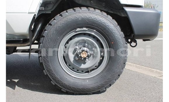 Buy Import Toyota Land Cruiser White Car in Import - Dubai in Great Comore Buy Import Toyota Land Cruiser White Car in Import - Dubai in Great Comore